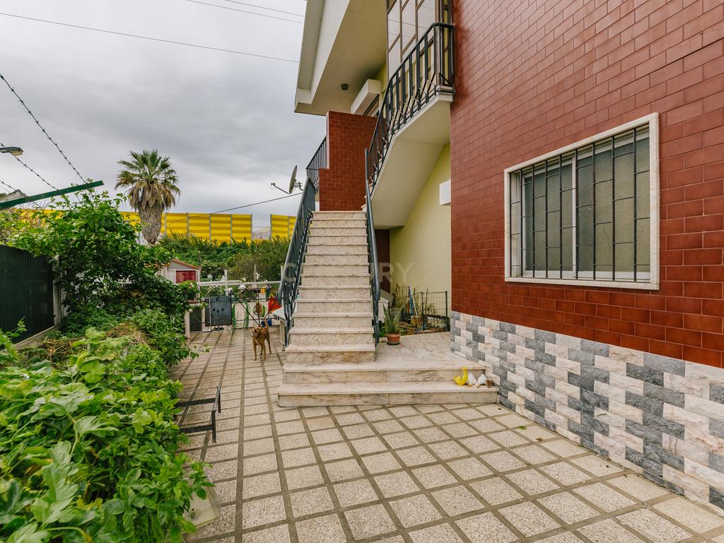 Moradia T4+1 isolada em Pirescoxe, Santa Iria de Azóia, com terreno e garagem/oficina. Oportunidade para Habitação e Negócio. - Image 8