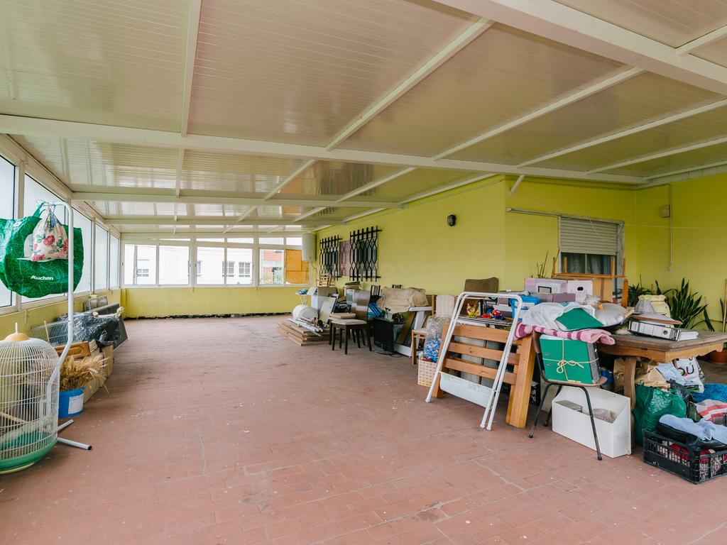 Moradia T4+1 isolada em Pirescoxe, Santa Iria de Azóia, com terreno e garagem/oficina. Oportunidade para Habitação e Negócio. - Image 10