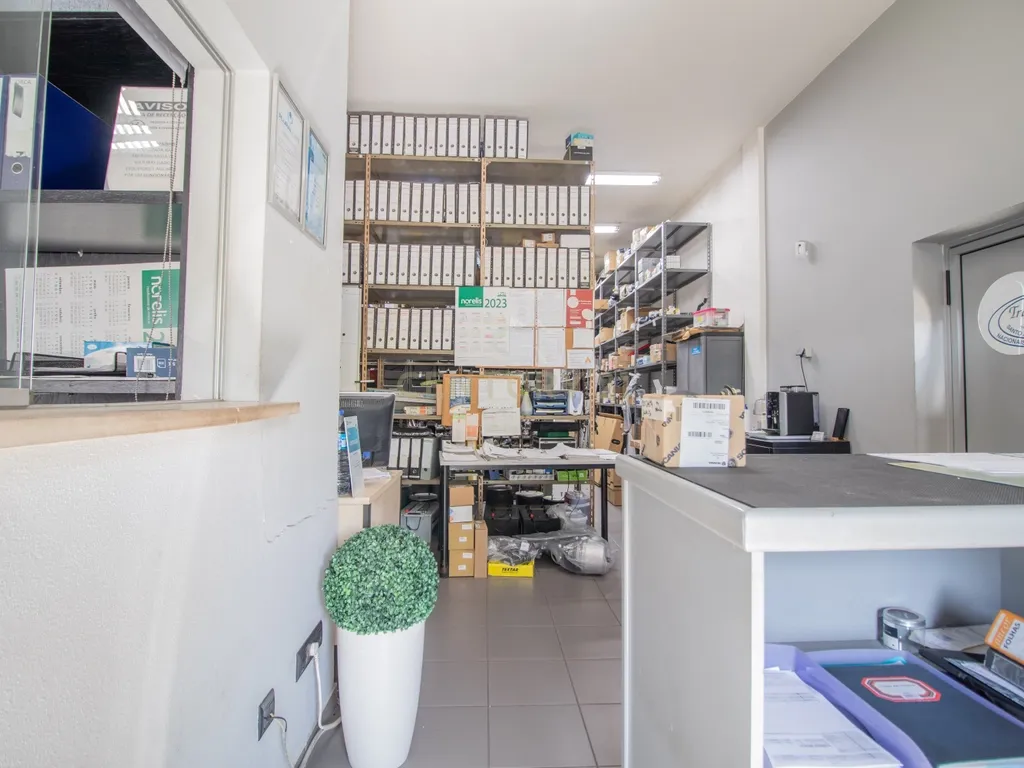 Armazém e Estacionamento - 750m² - Image 31