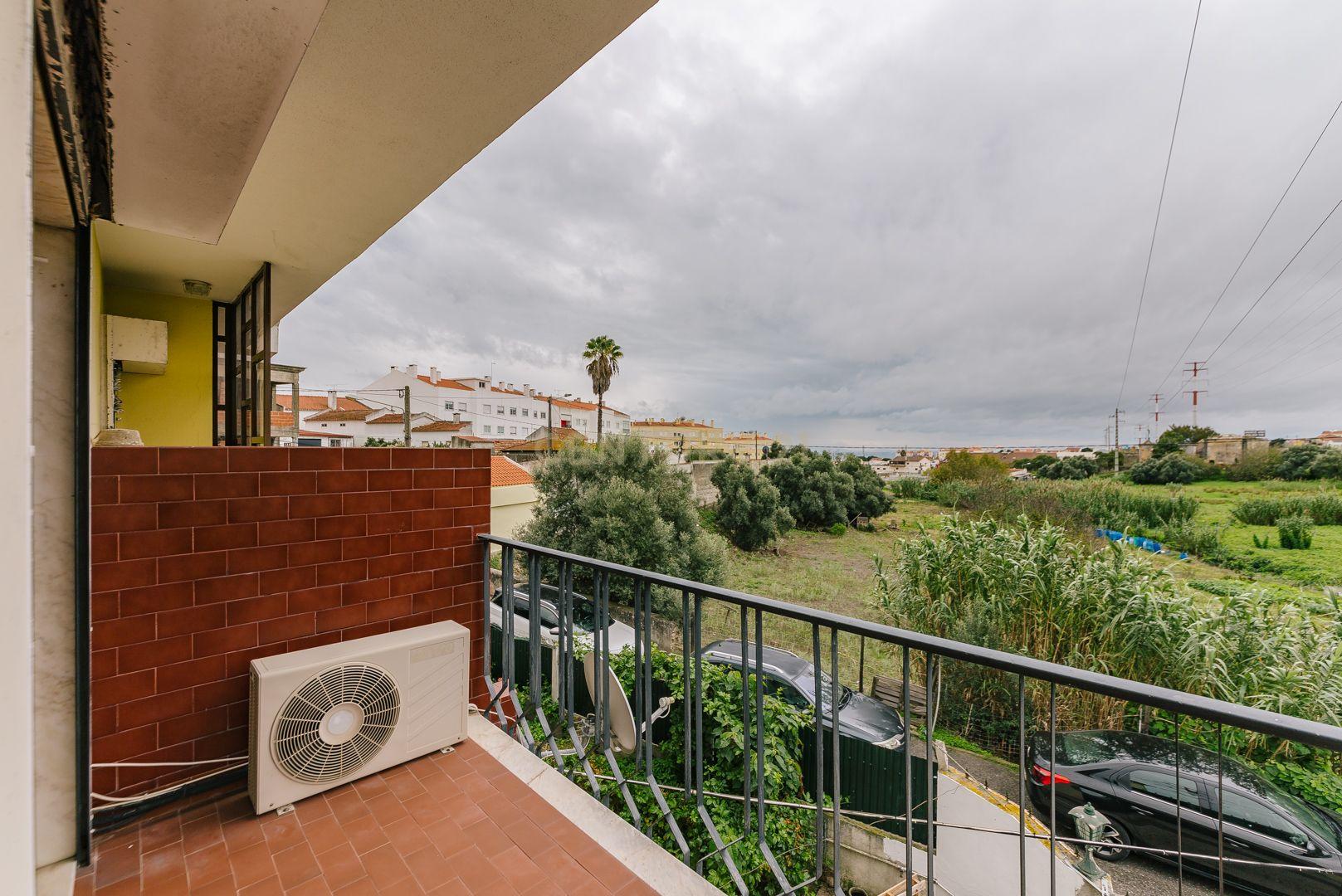 Moradia T4+1 isolada em Pirescoxe, Santa Iria de Azóia, com terreno e garagem/oficina. Oportunidade para Habitação e Negócio. - Image 34