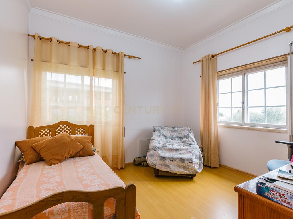 Moradia T4+1 isolada em Pirescoxe, Santa Iria de Azóia, com terreno e garagem/oficina. Oportunidade para Habitação e Negócio. - Image 19