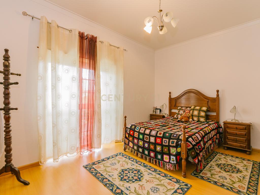 Moradia T4+1 isolada em Pirescoxe, Santa Iria de Azóia, com terreno e garagem/oficina. Oportunidade para Habitação e Negócio. - Image 16