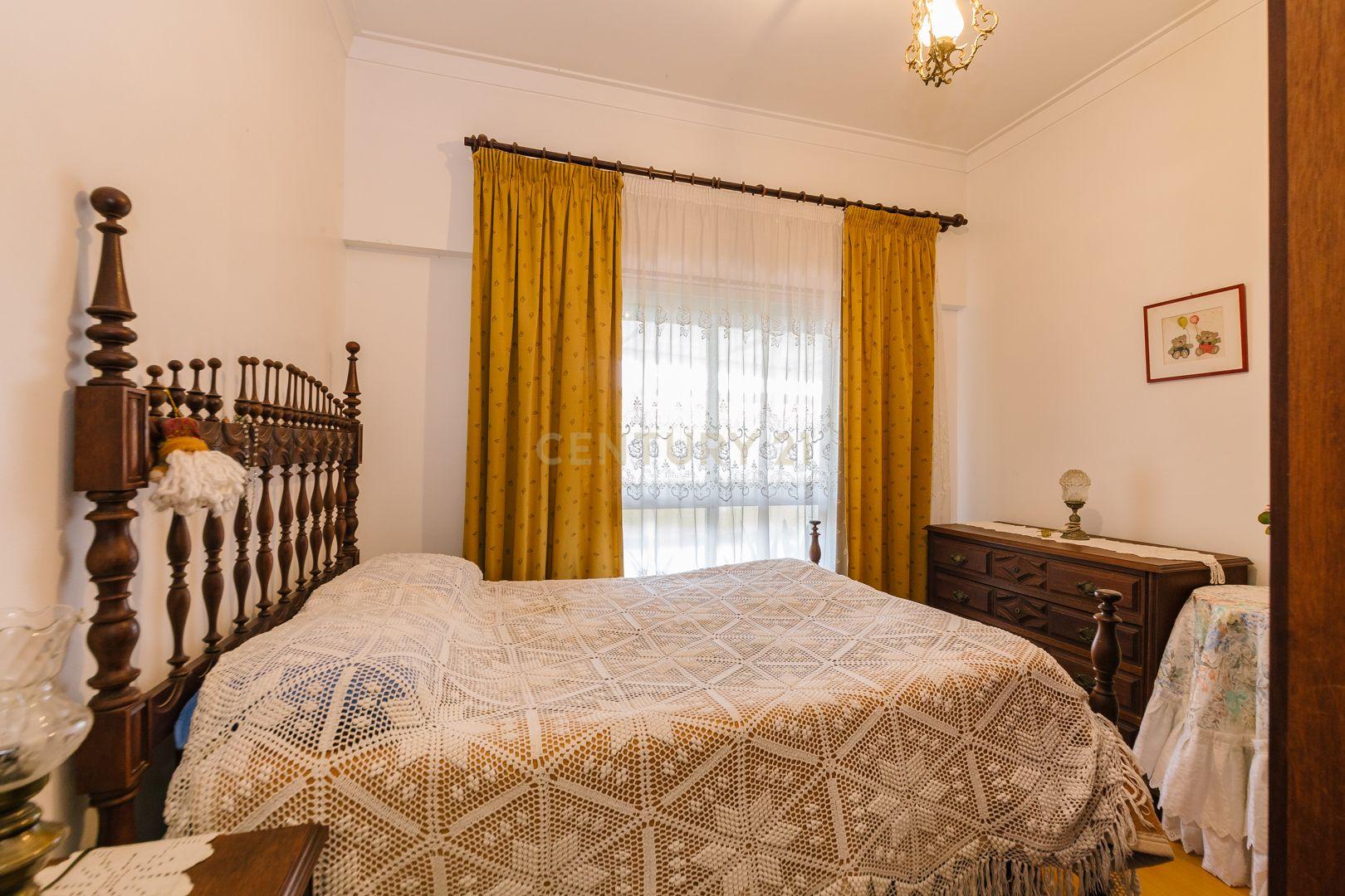 Moradia T4+1 isolada em Pirescoxe, Santa Iria de Azóia, com terreno e garagem/oficina. Oportunidade para Habitação e Negócio. - Image 17