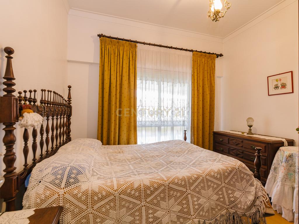 Moradia T4+1 isolada em Pirescoxe, Santa Iria de Azóia, com terreno e garagem/oficina. Oportunidade para Habitação e Negócio. - Image 17