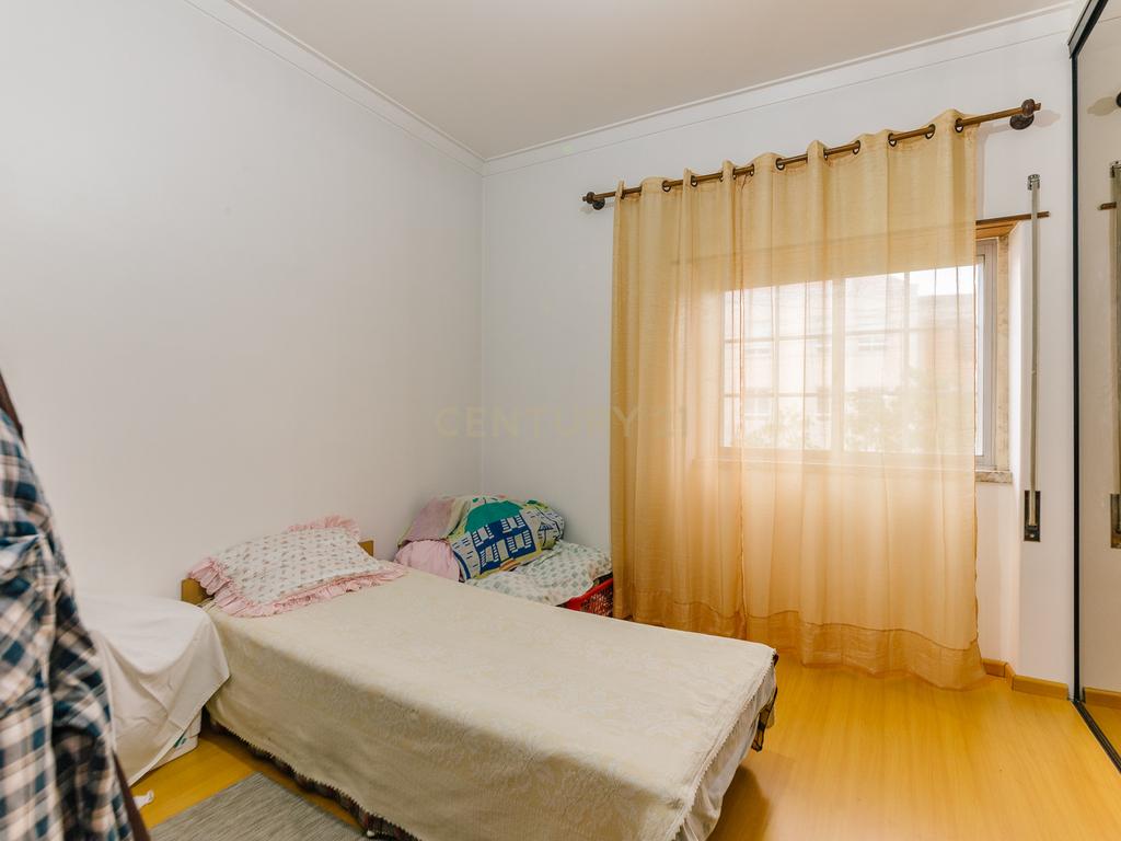 Moradia T4+1 isolada em Pirescoxe, Santa Iria de Azóia, com terreno e garagem/oficina. Oportunidade para Habitação e Negócio. - Image 18