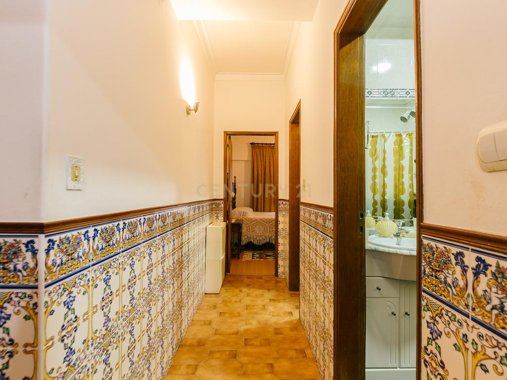 Moradia T4+1 isolada em Pirescoxe, Santa Iria de Azóia, com terreno e garagem/oficina. Oportunidade para Habitação e Negócio. - Image 21