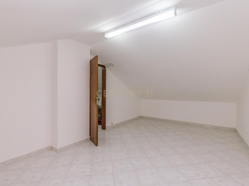 Moradia T4+1 isolada em Pirescoxe, Santa Iria de Azóia, com terreno e garagem/oficina. Oportunidade para Habitação e Negócio. - Image 26