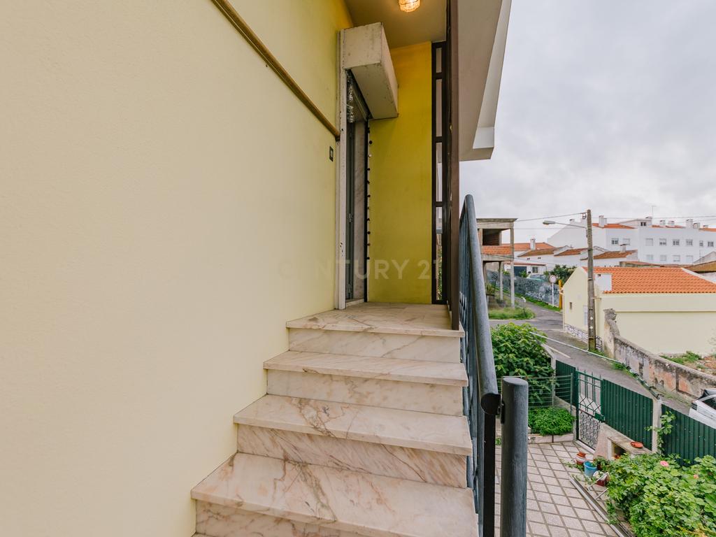 Moradia T4+1 isolada em Pirescoxe, Santa Iria de Azóia, com terreno e garagem/oficina. Oportunidade para Habitação e Negócio. - Image 9