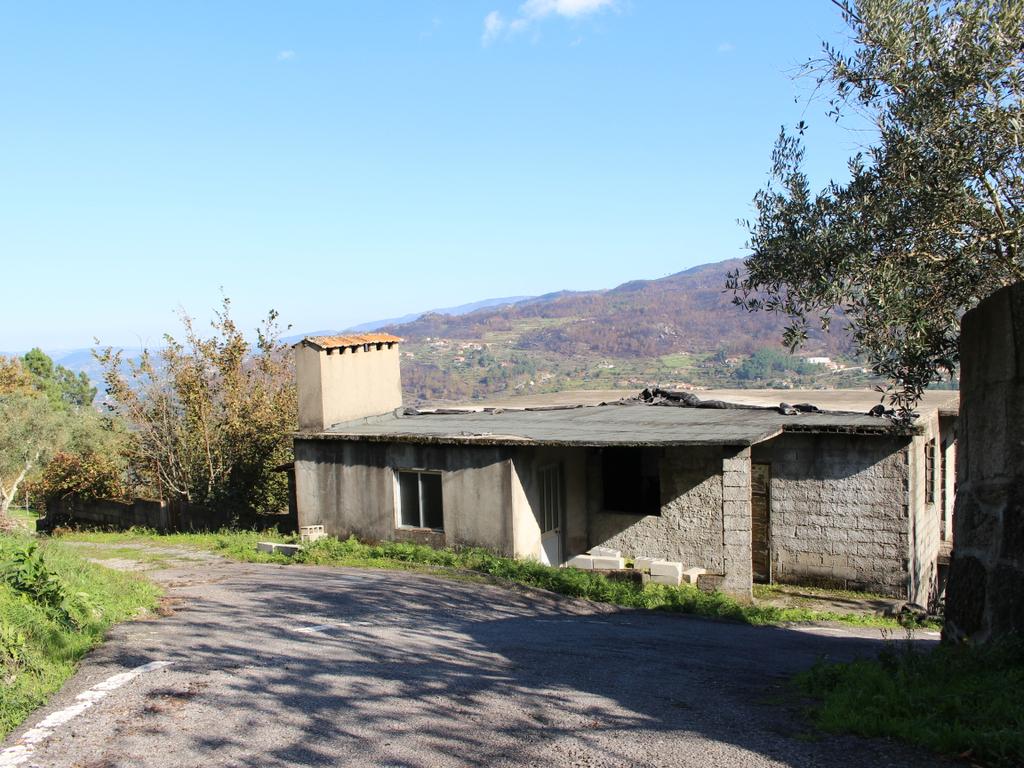 Casa para Recuperação em Cinfães - Oportunidade Única! - Image 1