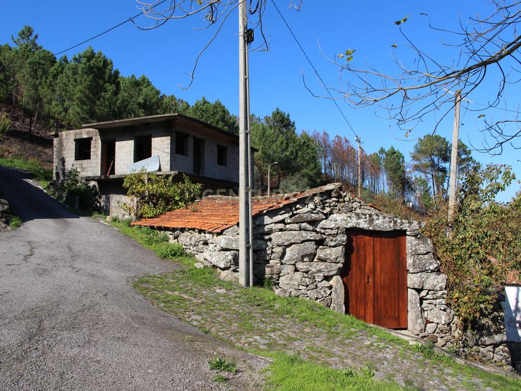 Casa para Recuperação em Cinfães - Oportunidade Única! - Image 2
