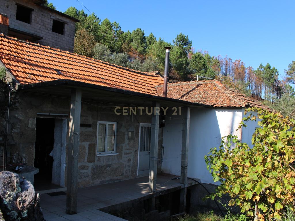 Casa para Recuperação em Cinfães - Oportunidade Única! - Image 11