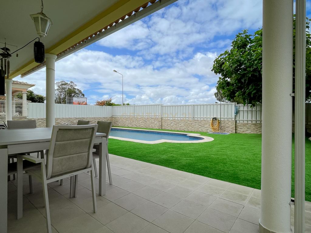 Moradia T4 Almada I Vale Flores I Piscina I Garagem - Image 16