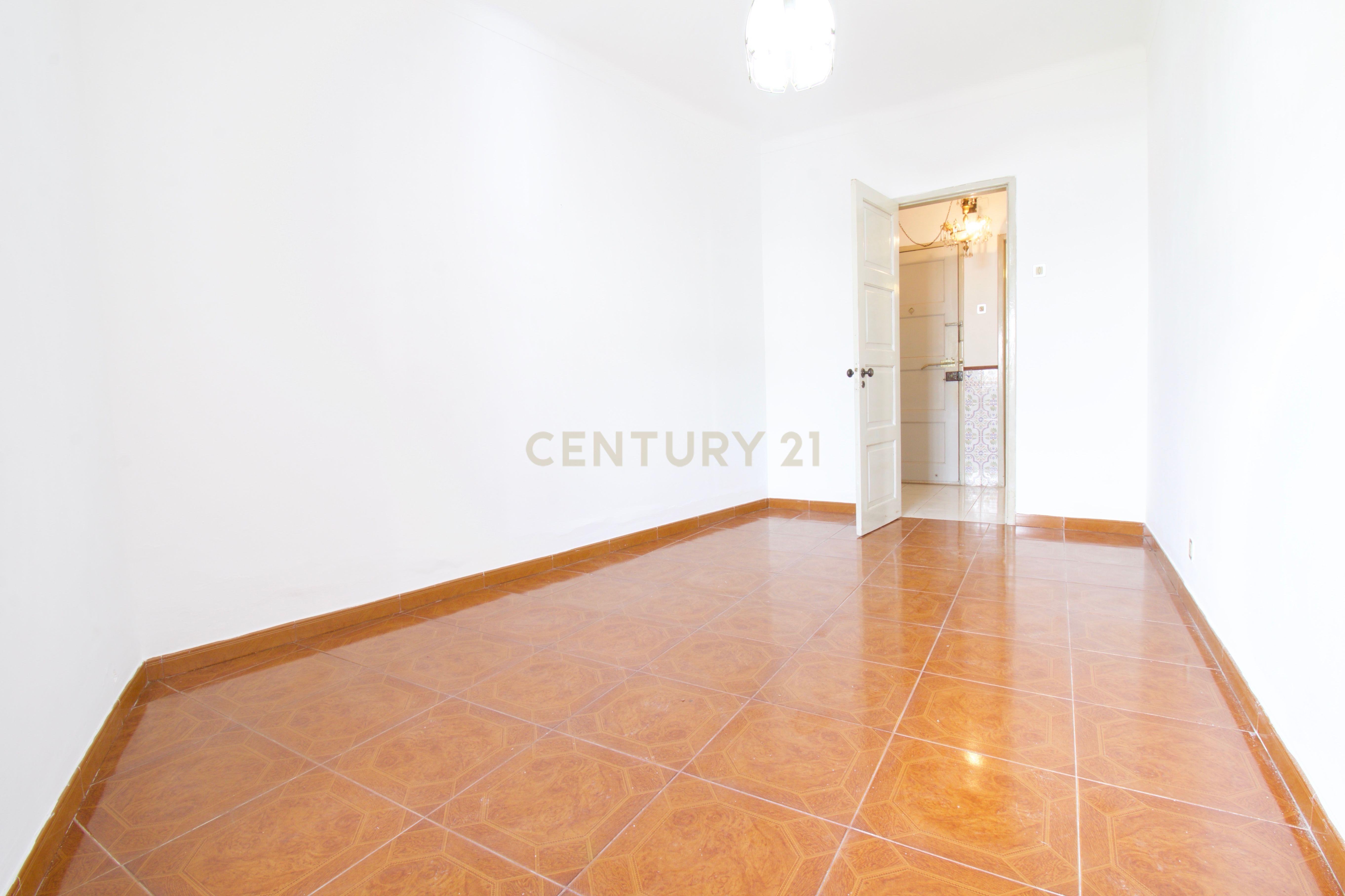Apartamento com 2 quartos no centro de Mem Martins com Logradouro - Image 3
