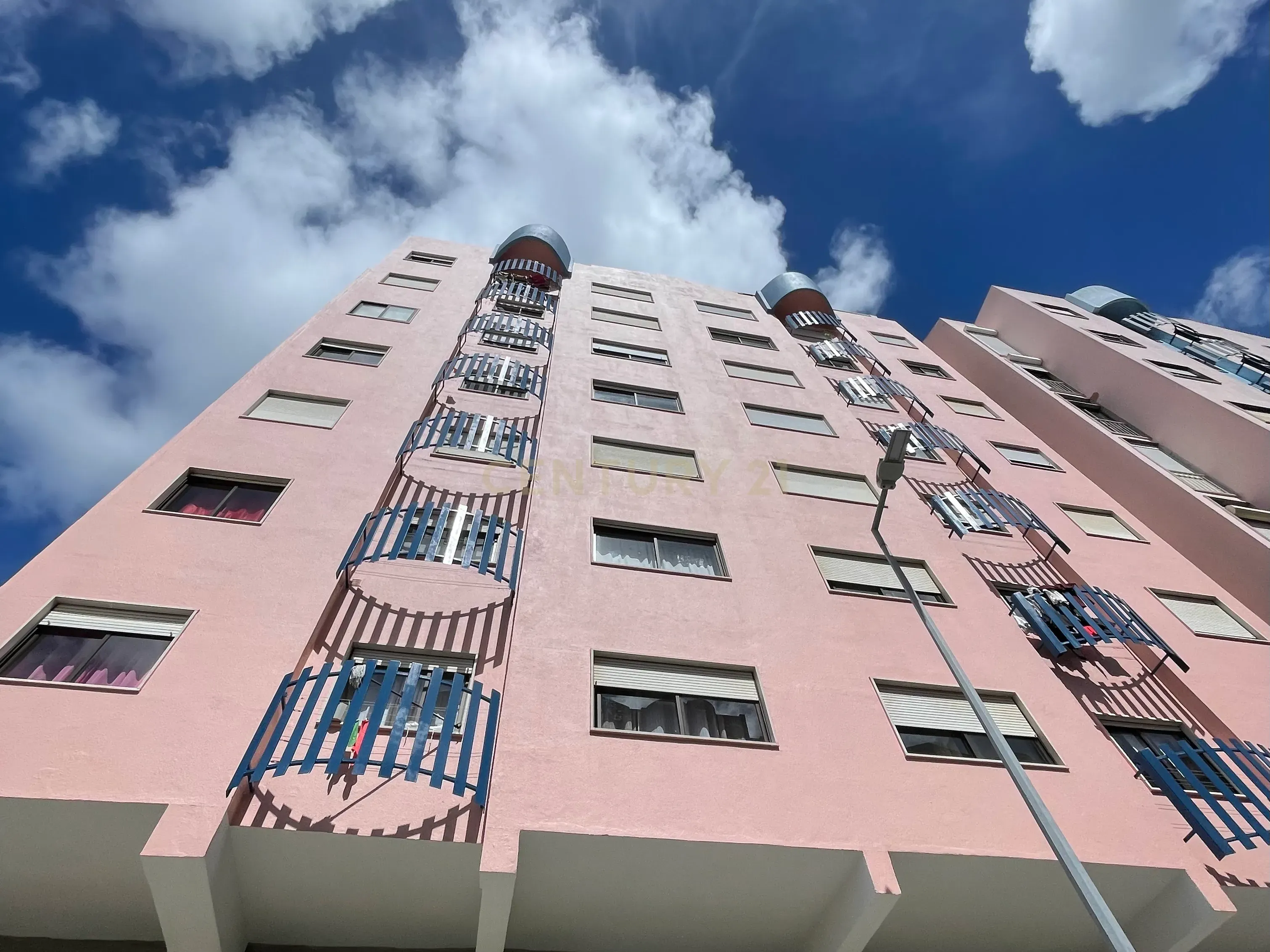 APARTAMENTO T2 CACÉM - JUNTO À IC19 INVESTIMENTO - Image 2
