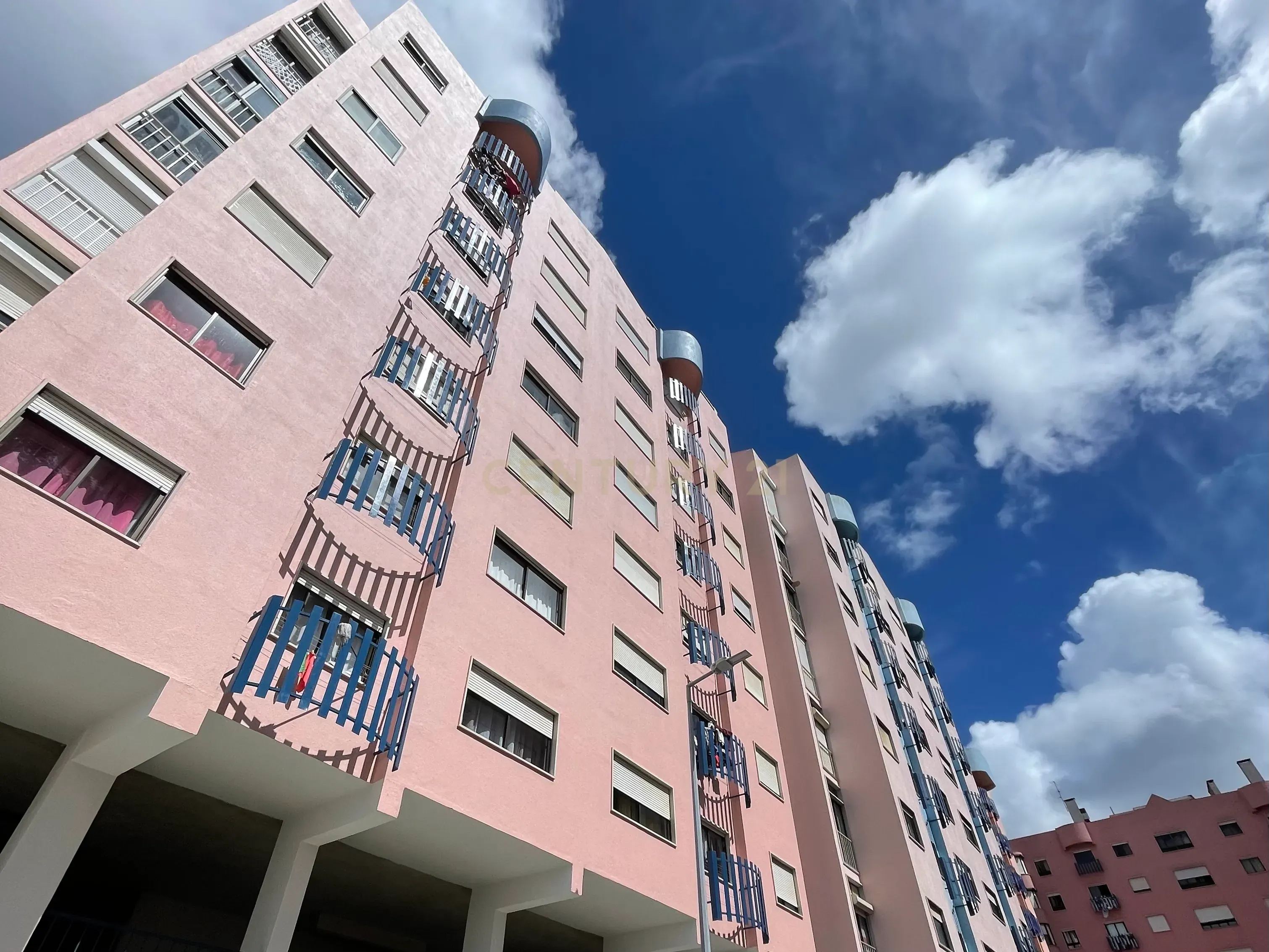 APARTAMENTO T2 CACÉM - JUNTO À IC19 INVESTIMENTO - Image 3