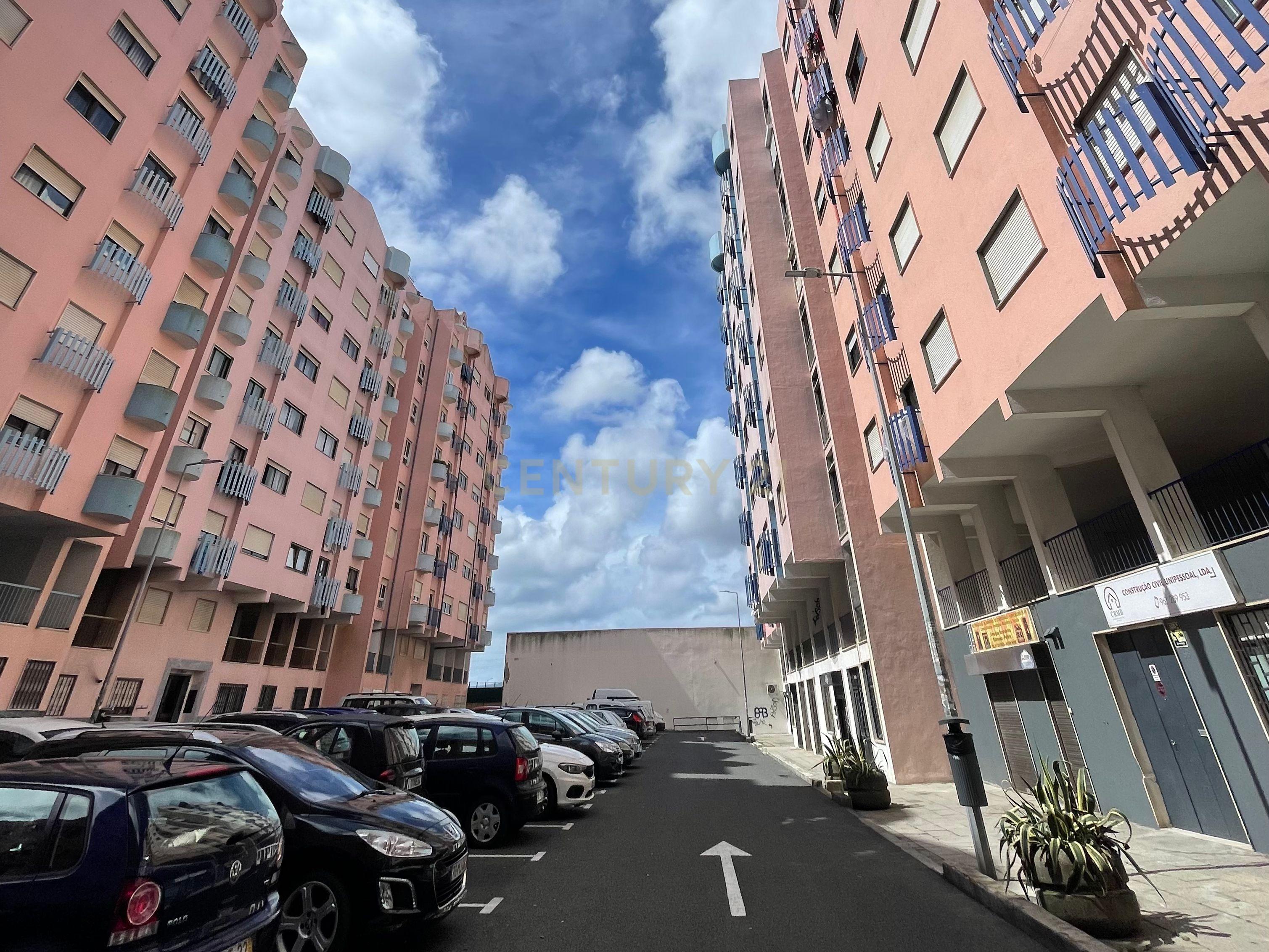 APARTAMENTO T2 CACÉM - JUNTO À IC19 INVESTIMENTO - Image 4