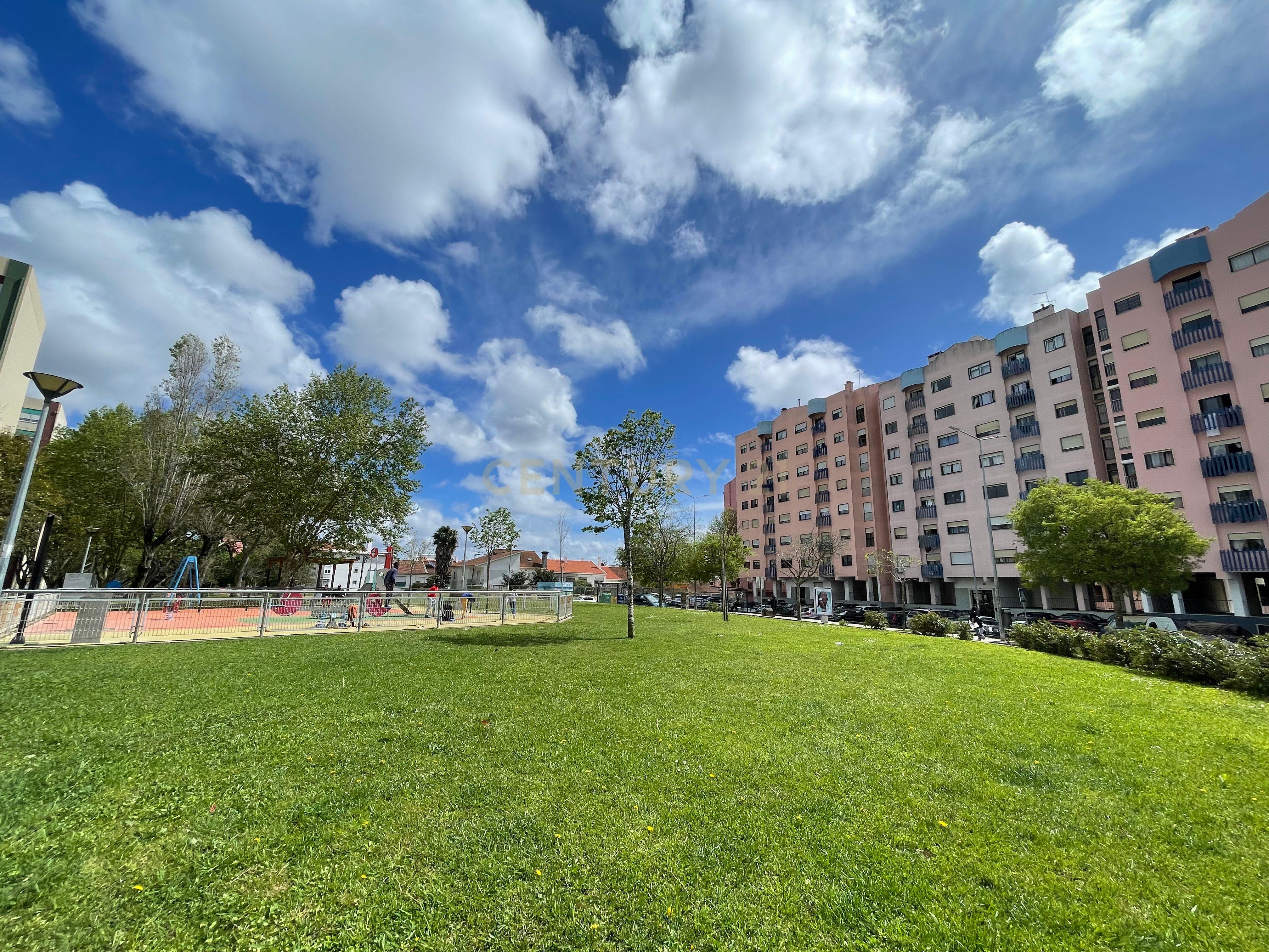 APARTAMENTO T2 CACÉM - JUNTO À IC19 INVESTIMENTO - Image 1