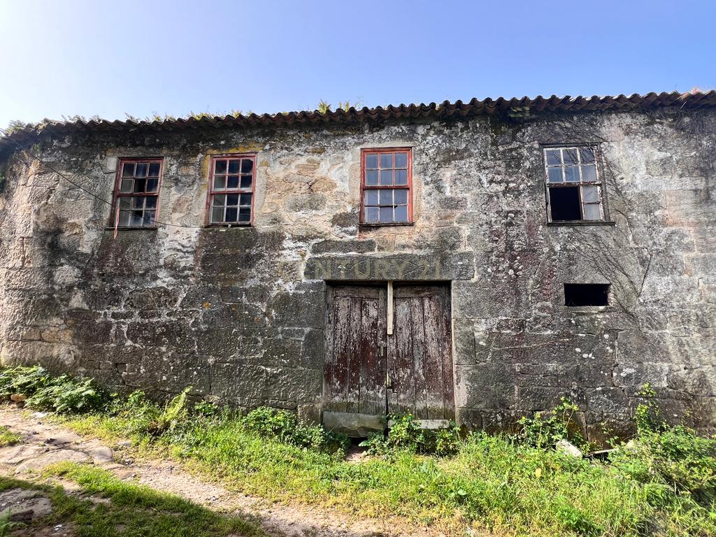 Casa para renovar em Arcozelo das Maias, com 400 m² de área construída e 550 m² de terreno. - Image 6