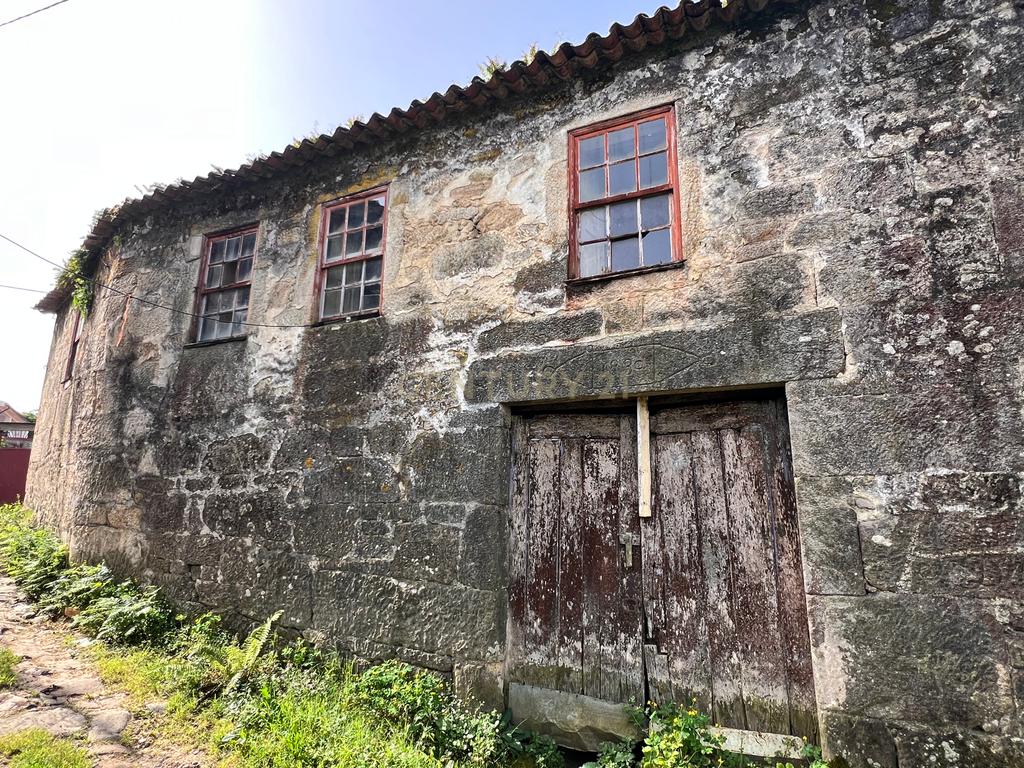 Casa para renovar em Arcozelo das Maias, com 400 m² de área construída e 550 m² de terreno. - Image 7