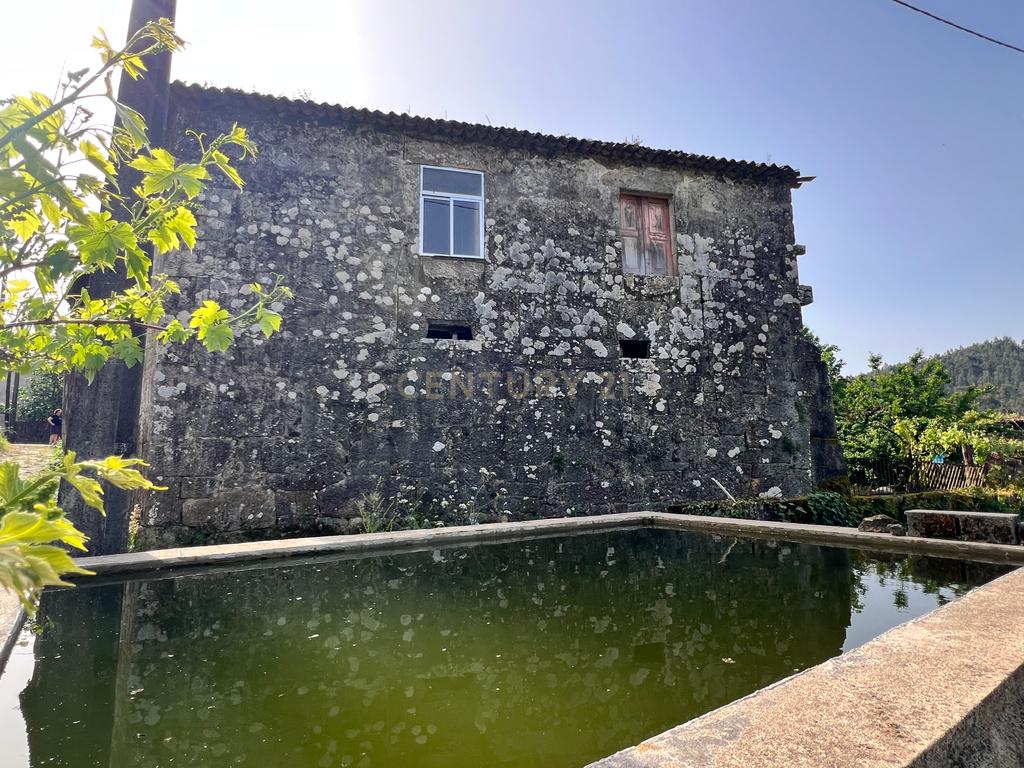 Casa para renovar em Arcozelo das Maias, com 400 m² de área construída e 550 m² de terreno. - Image 8