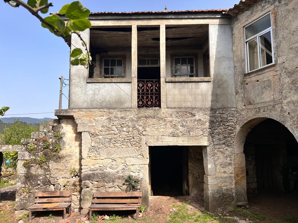 Casa para renovar em Arcozelo das Maias, com 400 m² de área construída e 550 m² de terreno. - Image 3