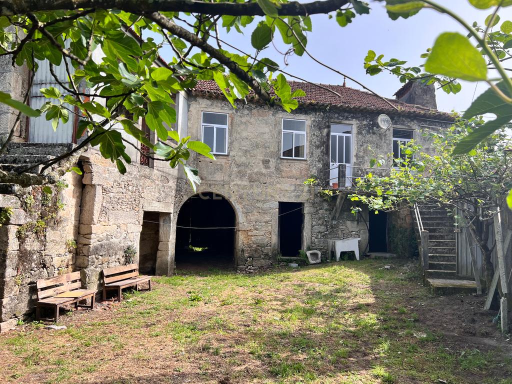 Casa para renovar em Arcozelo das Maias, com 400 m² de área construída e 550 m² de terreno. - Image 4