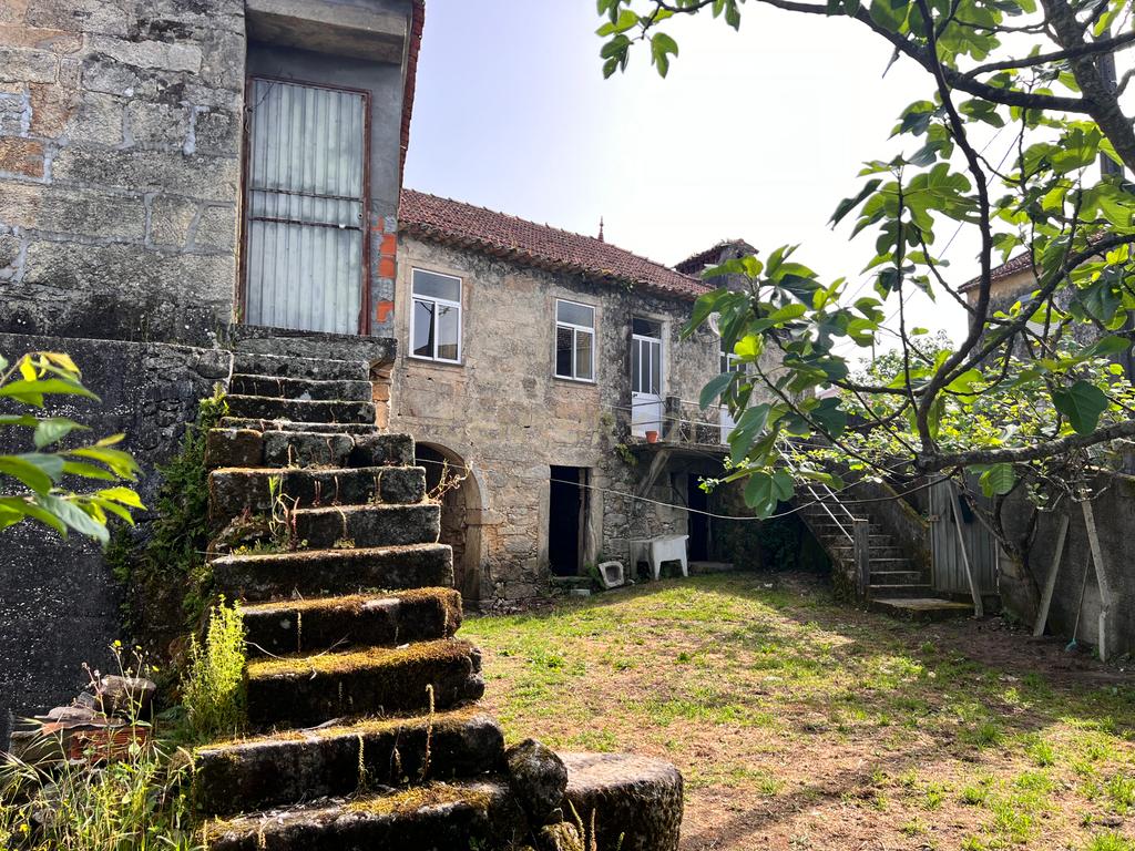 Casa para renovar em Arcozelo das Maias, com 400 m² de área construída e 550 m² de terreno. - Image 12