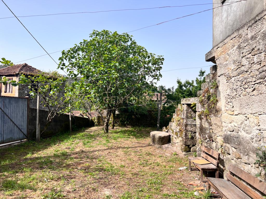 Casa para renovar em Arcozelo das Maias, com 400 m² de área construída e 550 m² de terreno. - Image 16