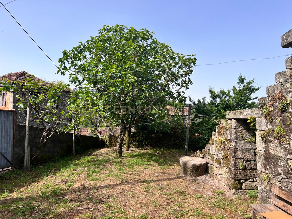 Casa para renovar em Arcozelo das Maias, com 400 m² de área construída e 550 m² de terreno. - Image 18