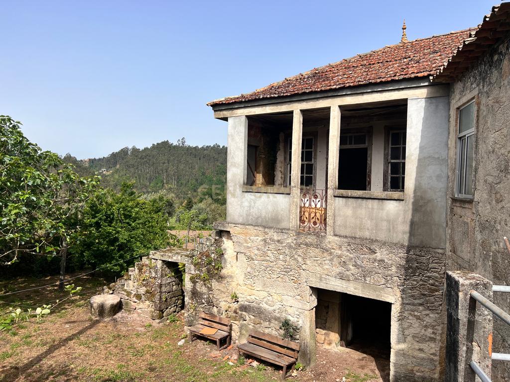 Casa para renovar em Arcozelo das Maias, com 400 m² de área construída e 550 m² de terreno. - Image 15
