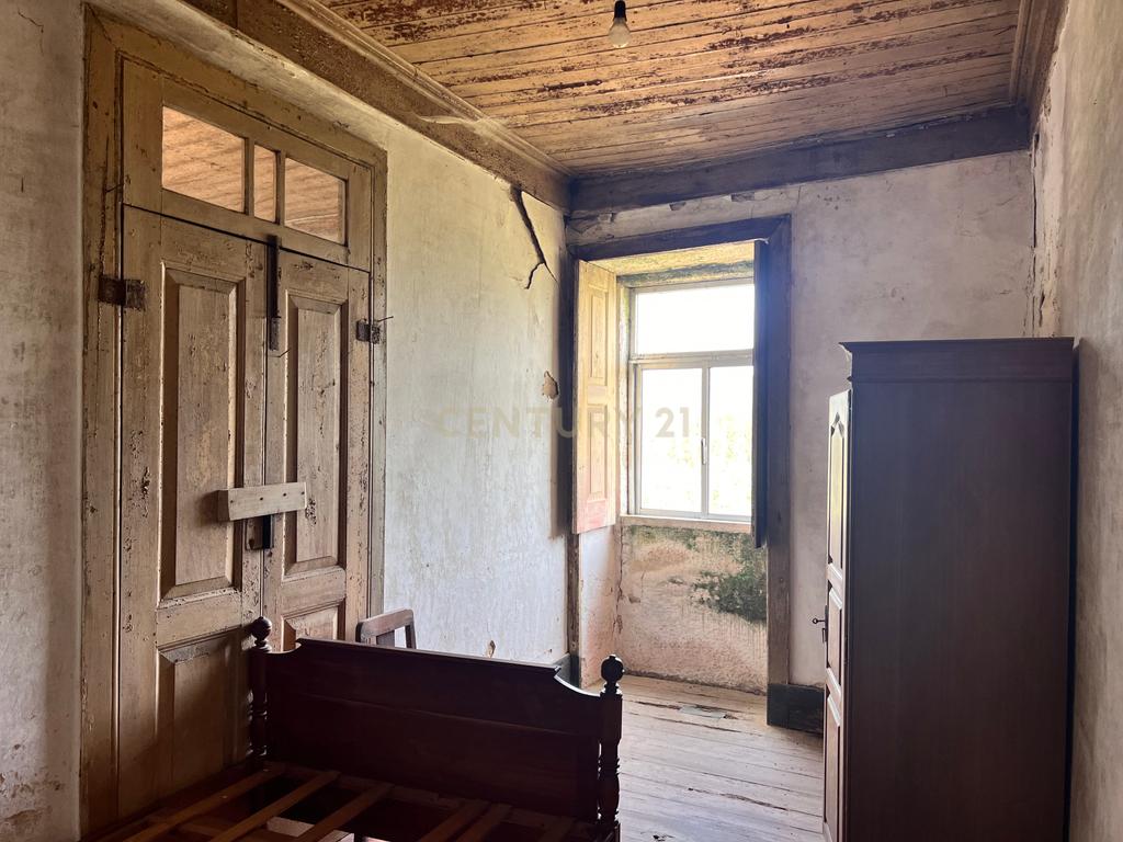 Casa para renovar em Arcozelo das Maias, com 400 m² de área construída e 550 m² de terreno. - Image 34