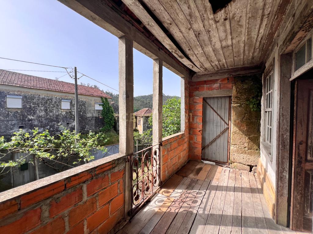 Casa para renovar em Arcozelo das Maias, com 400 m² de área construída e 550 m² de terreno. - Image 28