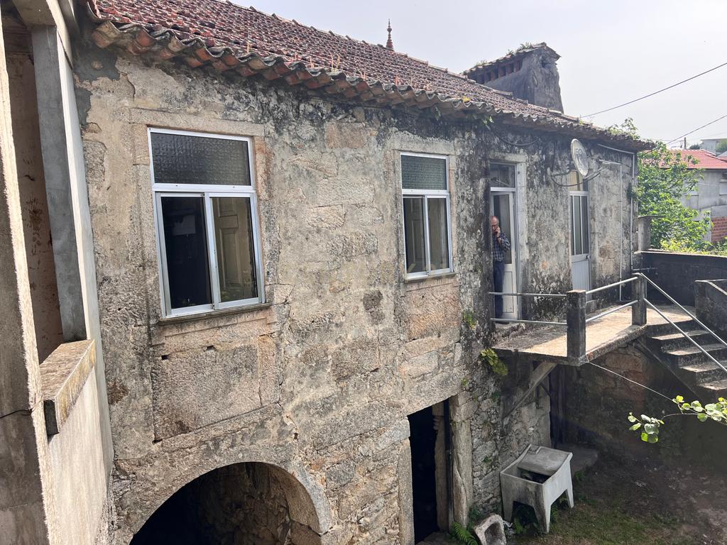 Casa para renovar em Arcozelo das Maias, com 400 m² de área construída e 550 m² de terreno. - Image 5