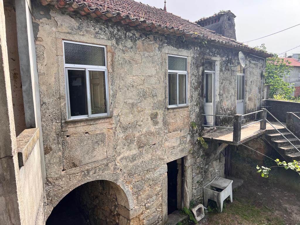 Casa para renovar em Arcozelo das Maias, com 400 m² de área construída e 550 m² de terreno. - Image 2