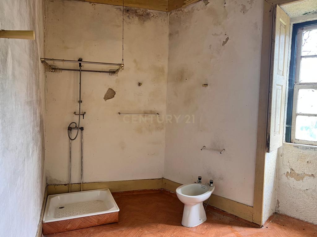 Casa para renovar em Arcozelo das Maias, com 400 m² de área construída e 550 m² de terreno. - Image 38