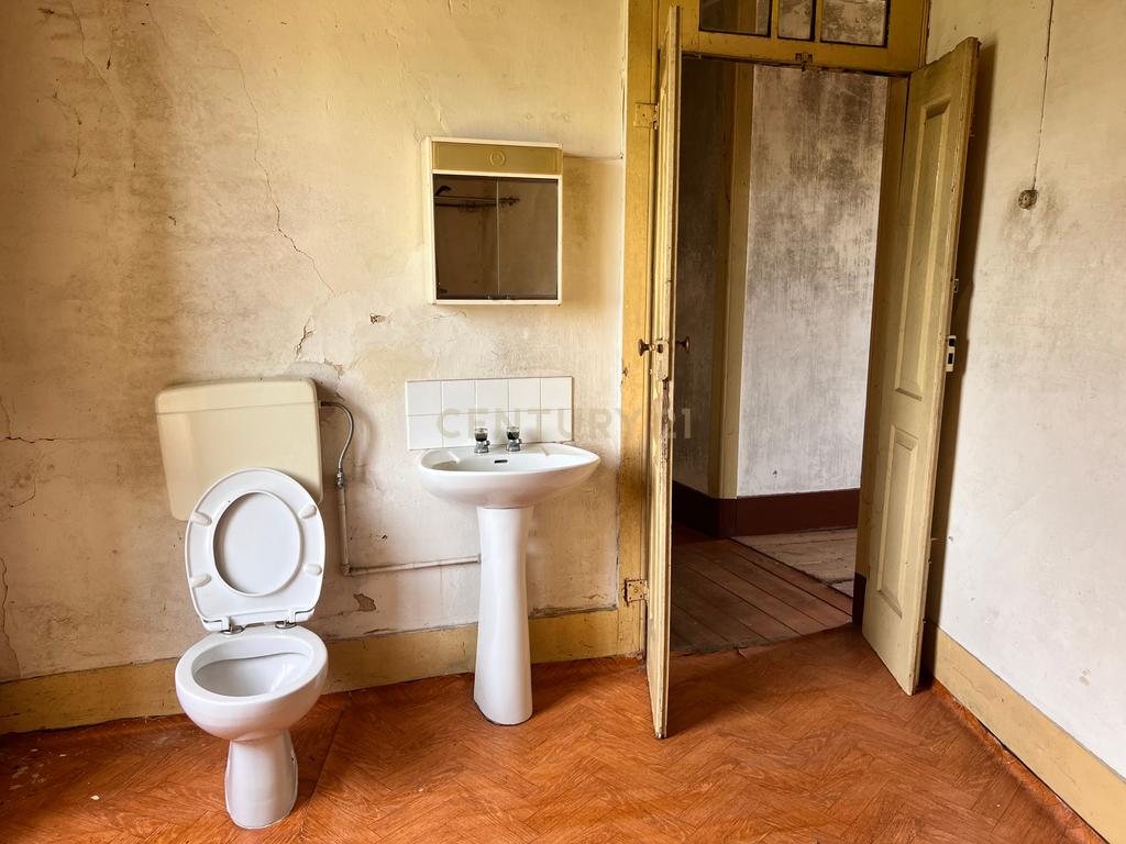 Casa para renovar em Arcozelo das Maias, com 400 m² de área construída e 550 m² de terreno. - Image 37