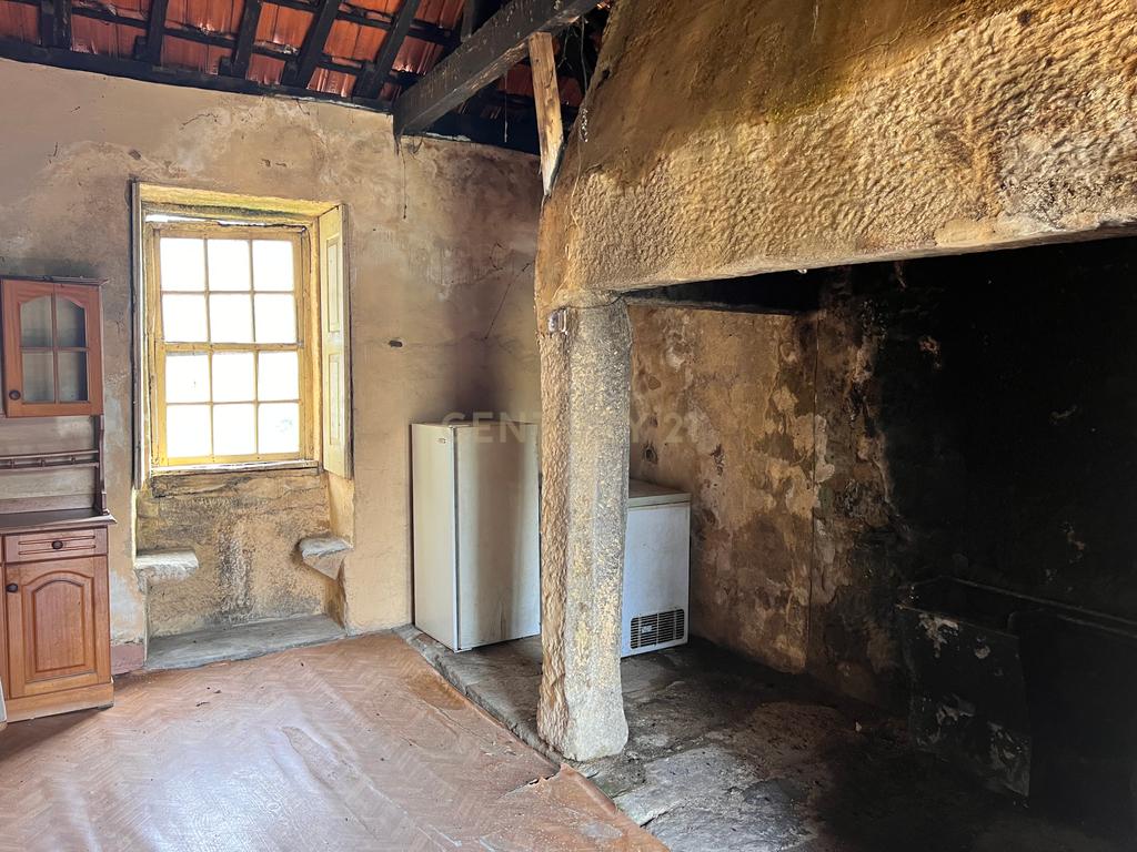 Casa para renovar em Arcozelo das Maias, com 400 m² de área construída e 550 m² de terreno. - Image 45