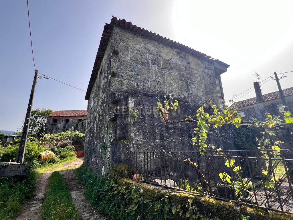 Casa para renovar em Arcozelo das Maias, com 400 m² de área construída e 550 m² de terreno. - Image 10