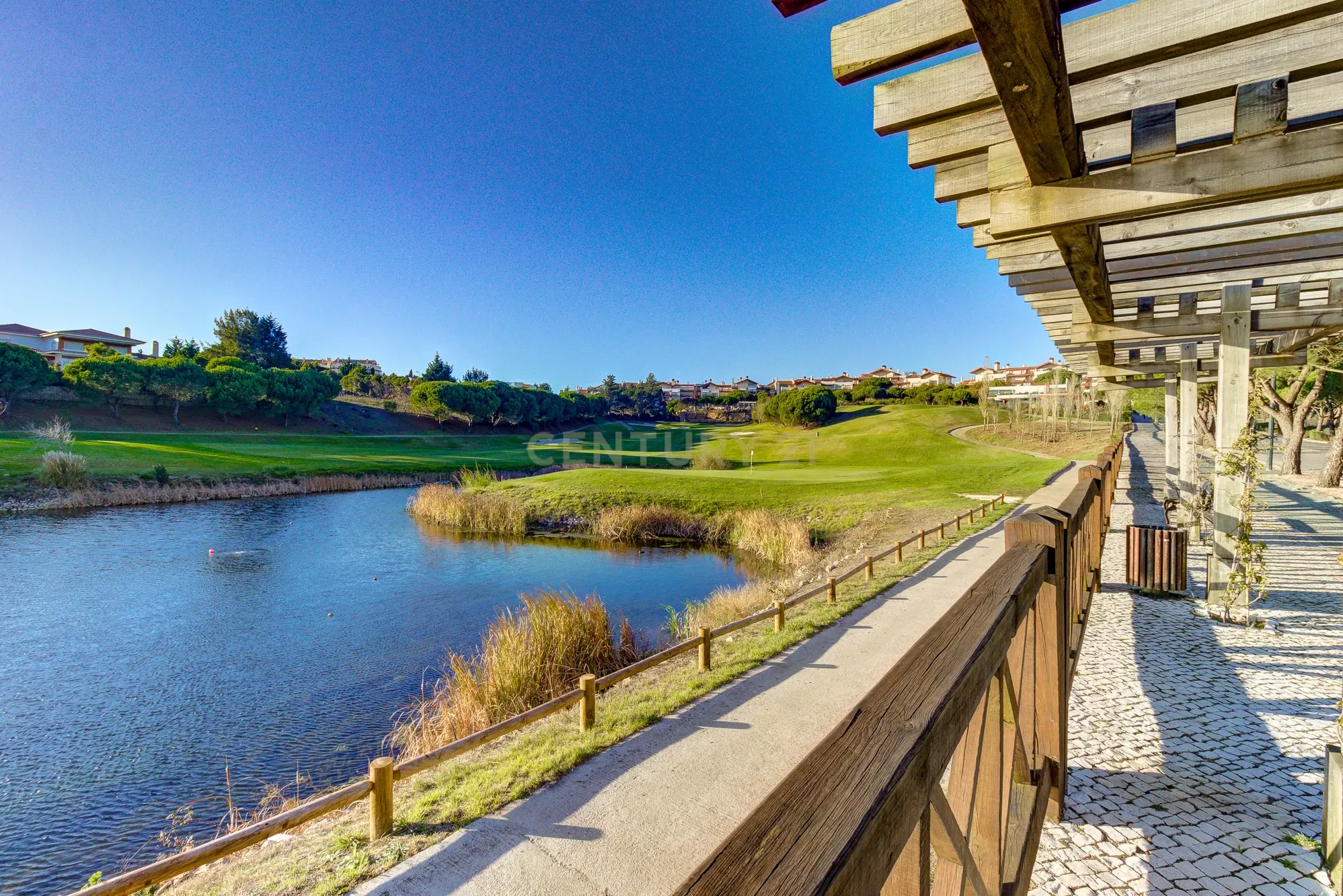Moradia T5 remodelada no Belas Clube de Campo - Image 17