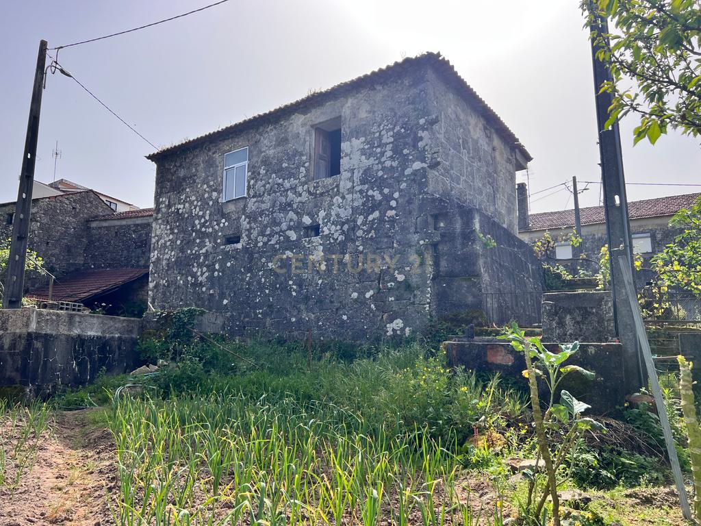 Casa para renovar em Arcozelo das Maias, com 400 m² de área construída e 550 m² de terreno. - Image 9