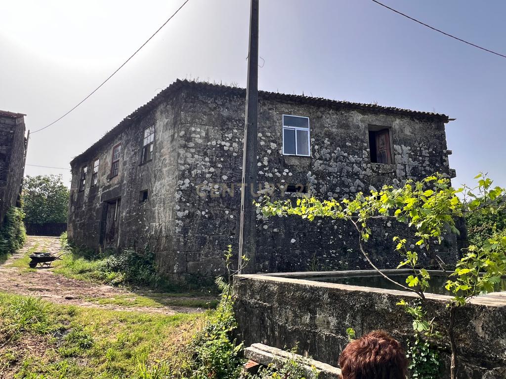 Casa para renovar em Arcozelo das Maias, com 400 m² de área construída e 550 m² de terreno. - Image 11