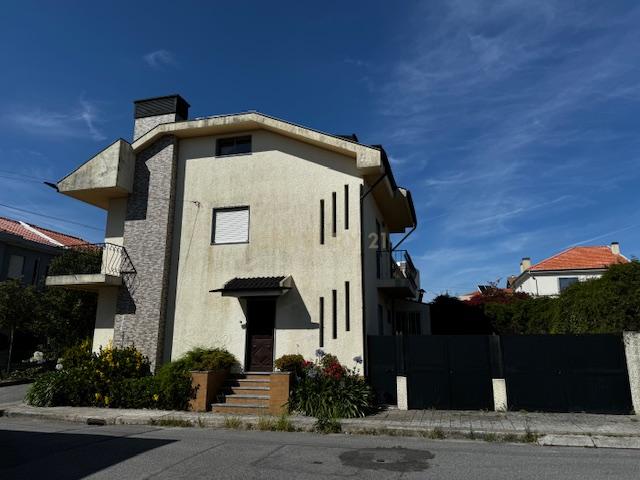 Moradia de 3 frentes no Bairro do Pereiró - Ramalde - Image 1