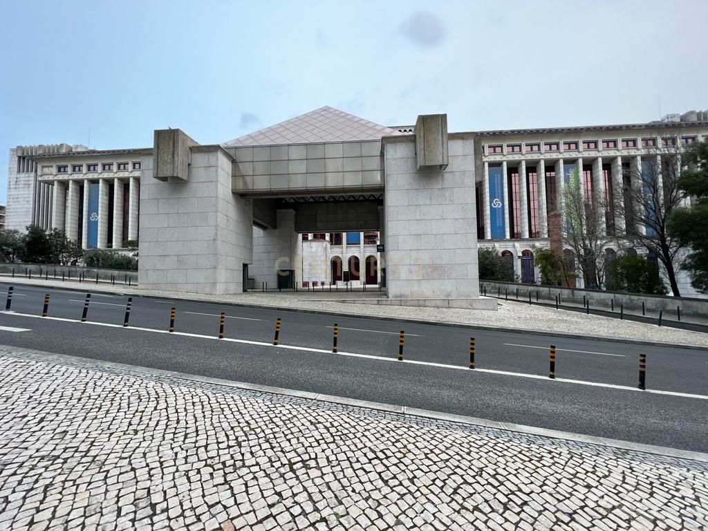 2 LUGARES DE ESTACIONAMENTO NA AV. JOÃO XXI NO EDIFÍCIO VIA VENETTO EM FRENTE À SEDE DA CGD COM ACESSO PELAS ESCADAS DO PRÉDIO - Image 23