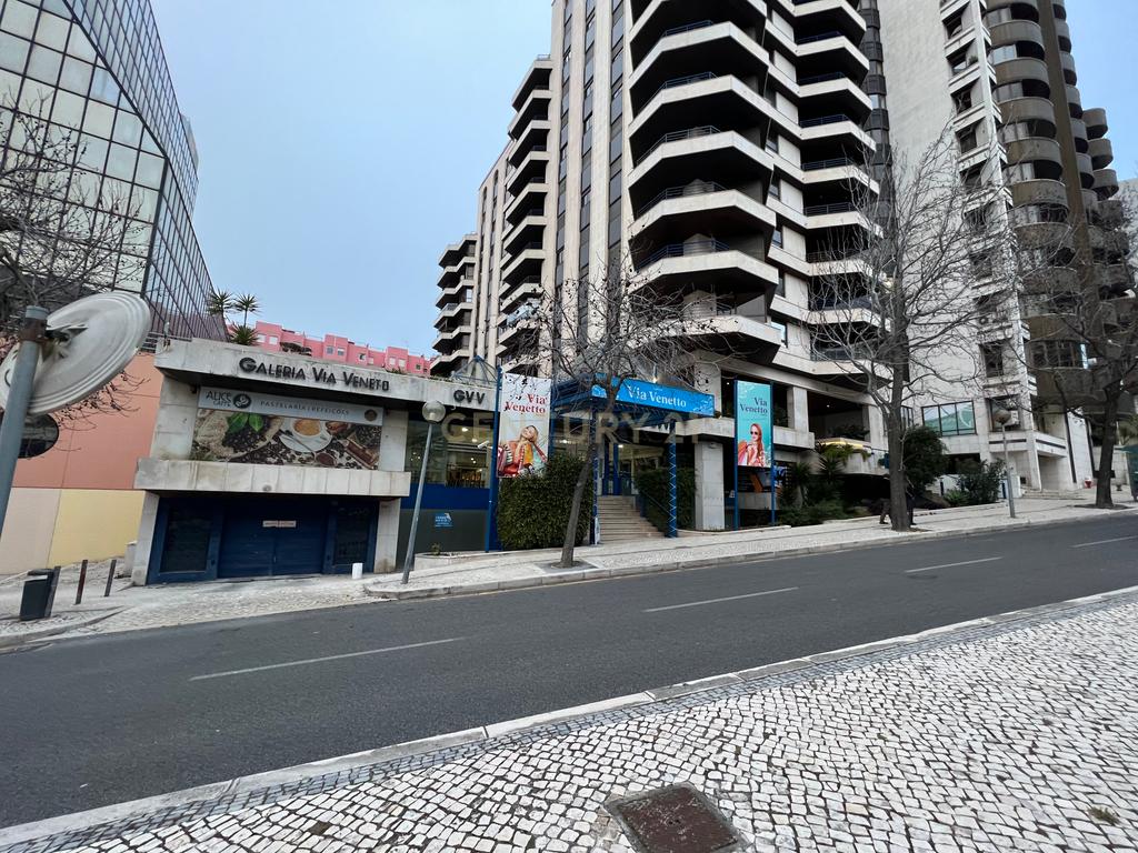 2 LUGARES DE ESTACIONAMENTO NA AV. JOÃO XXI NO EDIFÍCIO VIA VENETTO EM FRENTE À SEDE DA CGD COM ACESSO PELAS ESCADAS DO PRÉDIO - Image 3