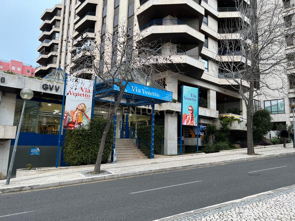 2 LUGARES DE ESTACIONAMENTO NA AV. JOÃO XXI NO EDIFÍCIO VIA VENETTO EM FRENTE À SEDE DA CGD COM ACESSO PELAS ESCADAS DO PRÉDIO - Image 2