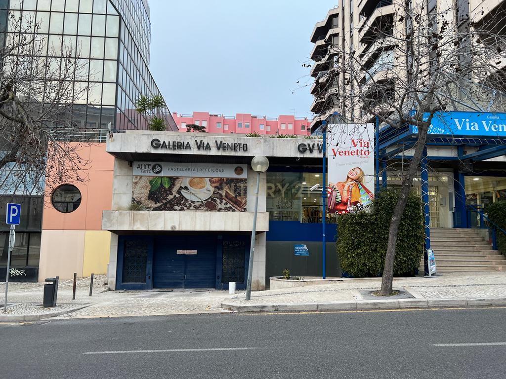 2 LUGARES DE ESTACIONAMENTO NA AV. JOÃO XXI NO EDIFÍCIO VIA VENETTO EM FRENTE À SEDE DA CGD COM ACESSO PELAS ESCADAS DO PRÉDIO - Image 1