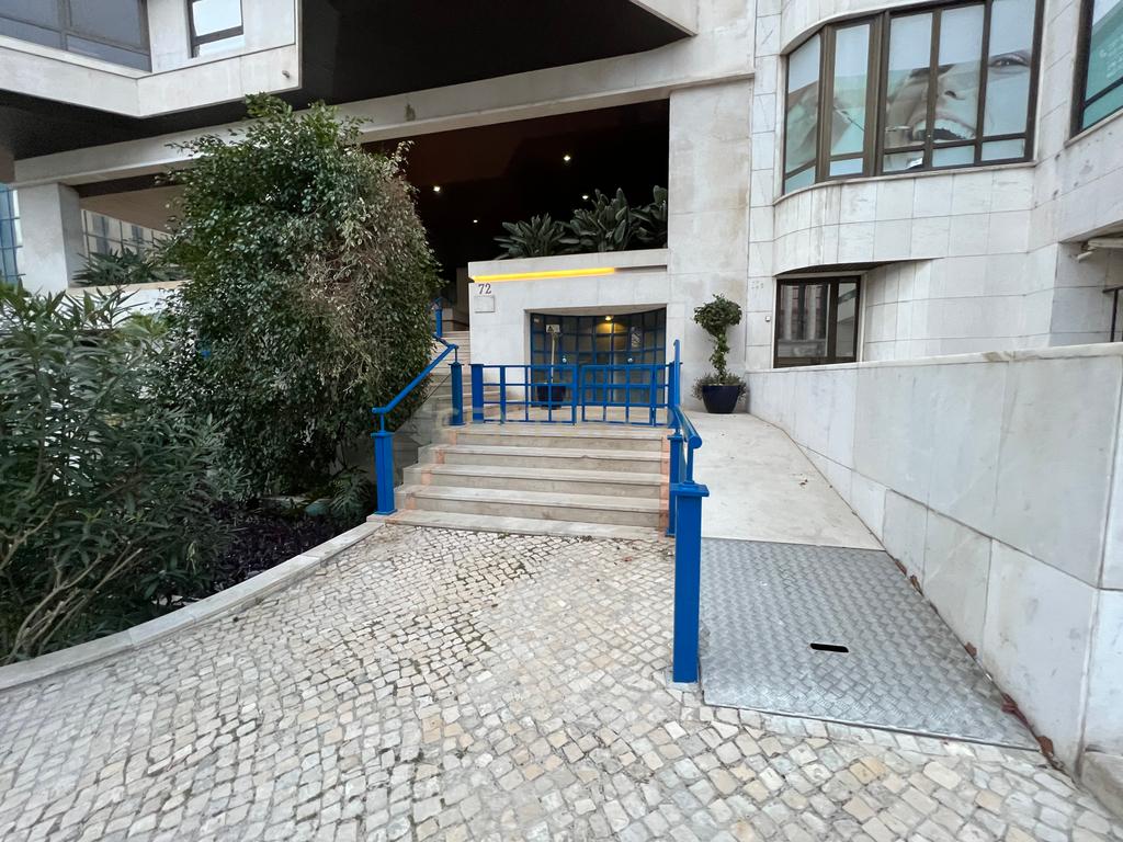 2 LUGARES DE ESTACIONAMENTO NA AV. JOÃO XXI NO EDIFÍCIO VIA VENETTO EM FRENTE À SEDE DA CGD COM ACESSO PELAS ESCADAS DO PRÉDIO - Image 4