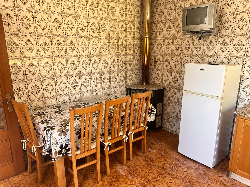 Casa com 333m², contendo 5 quartos, uma loja no térreo, área externa e terreno em São João da Serra. - Image 6
