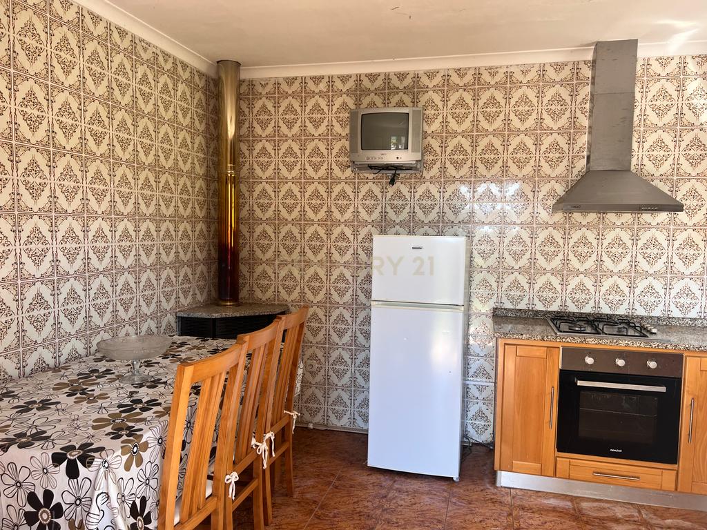 Casa com 333m², contendo 5 quartos, uma loja no térreo, área externa e terreno em São João da Serra. - Image 8