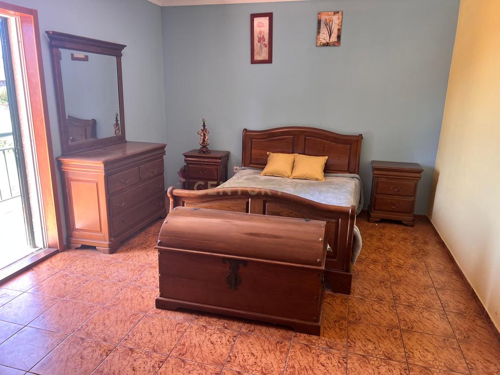 Casa com 333m², contendo 5 quartos, uma loja no térreo, área externa e terreno em São João da Serra. - Image 9